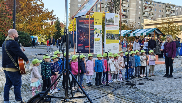 Žabice na odprtju razstave Vizija super mesto